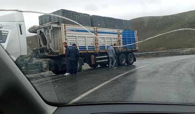 Van’da 2 tır kafa kafaya çarpıştı: 2 yaralı