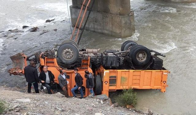 İş makinesi Zap Suyu’na yuvarlandı: 3 yaralı