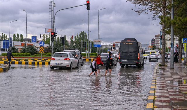 Van'da sağanak sonrası yollarda taşkınlar meydana geldi