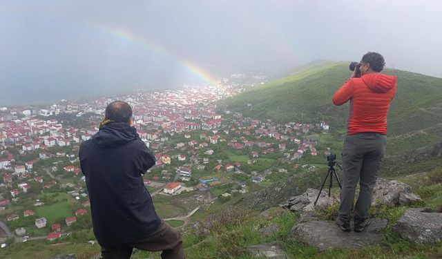 Yağmur ve dolu altında saatlerce “gökkuşağını” beklediler