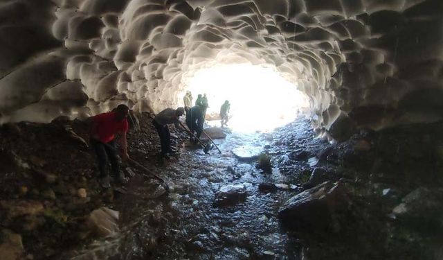 Van'da mahalle sakinleri tüneli andıran buz kütlelerinin altında kanal temizledi