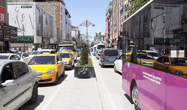 Van caddelerinde bayram trafiği!