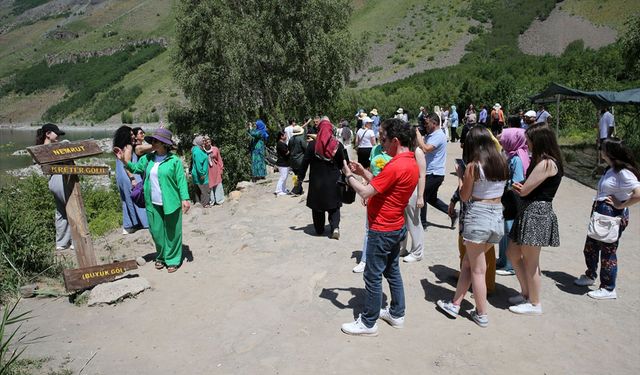 Nemrut Krater Gölü, bayram tatilinde doğaseverlerin tercihi oldu