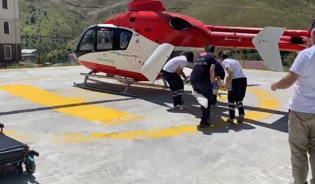 Bahçesaray'da ambulans helikopter yüksekten düşen hasta için havalandı