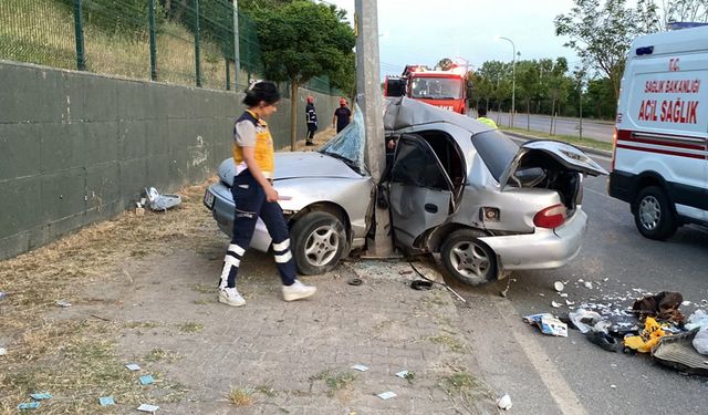 Direğe çarpan otomobil ikiye katlandı: 1 ölü, 1 yaralı