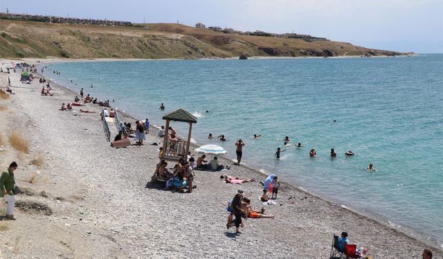 Van'ın mavi bayraklı plajı, bayram tatilinde yoğun ilgi gördü