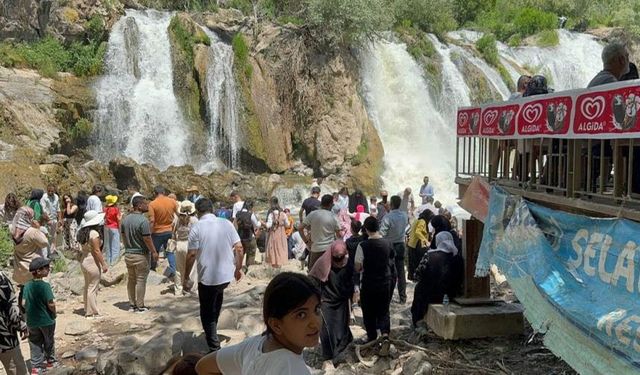 Van'ın göz kamaştıran şelalesine yoğun ilgi