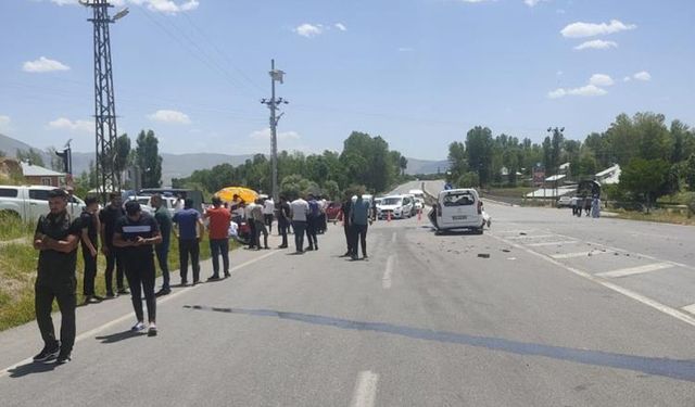 Van'da otomobille hafif ticari araç çarpıştı: 8 yaralı