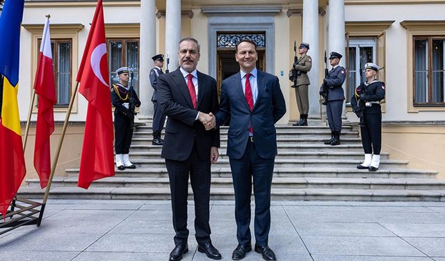 Dışişleri Bakanı Fidan, Varşova'da Polonyalı mevkidaşı Sikorski ile görüştü