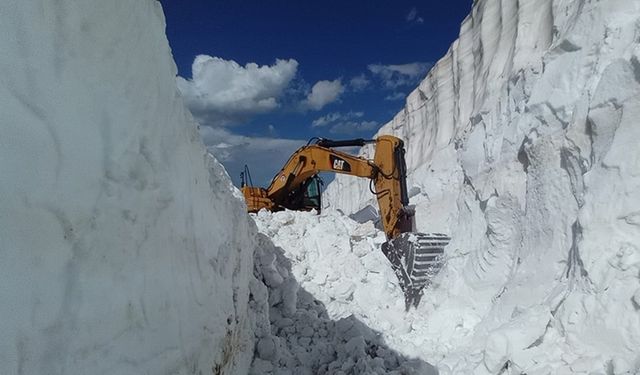 Hakkari'de ekiplerin karla mücadelesi sürüyor