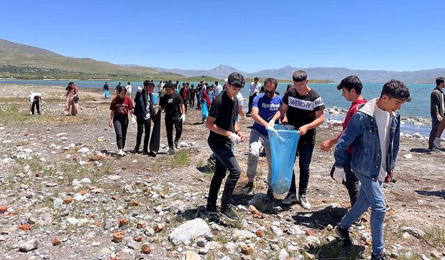 Muradiyeli gençler Van Gölü kıyısında çöp topladı