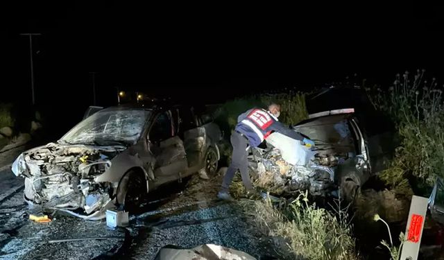 Oğlunun kullandığı otomobili sollamaya çalışan baba, kazaya neden oldu