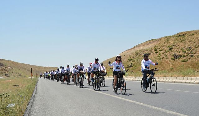 Festival öncesi Van Gölü çevresinde bisiklet turu düzenlendi