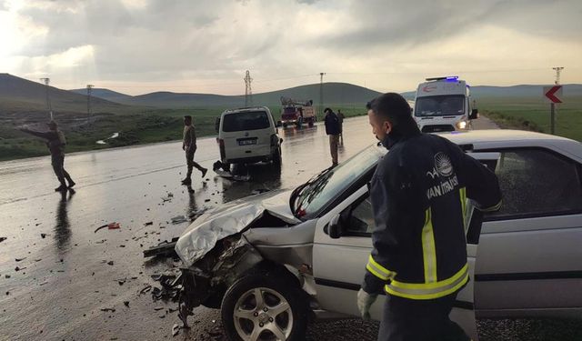 Van'da zincirleme trafik kazası: 5 yaralı!