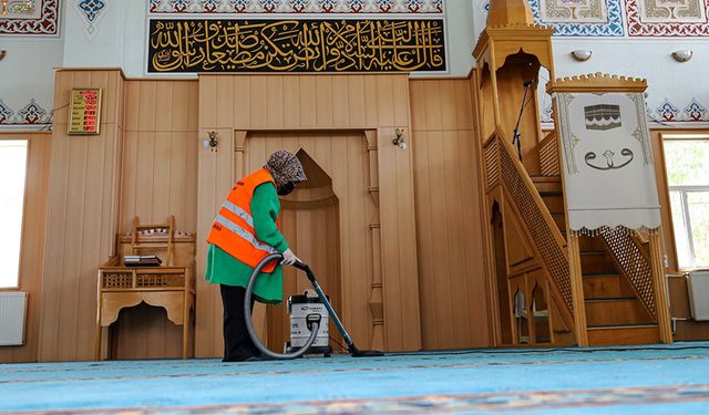 Van’da bayram öncesi camiler temizlendi