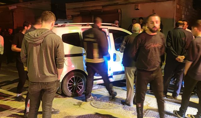 Van'da kamyonet kaldırıma çarptı: 3 yaralı