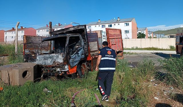 Van'da park halindeki kamyonet yanarak kullanılamaz hale geldi