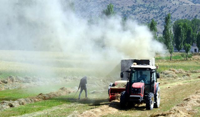 Muş'ta çiftçiler hayvanlarının kışlık yem ihtiyacını karşılamak için mesai yapıyor