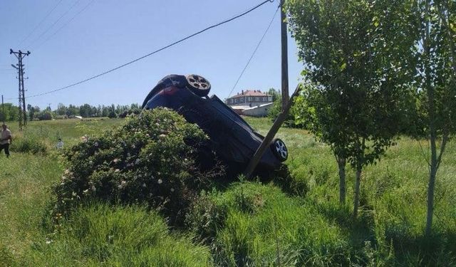 Van'da otomobil takla attı: 2 yaralı