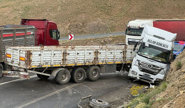 Van'da 2 TIR kafa kafaya çarpıştı: 3 yaralı