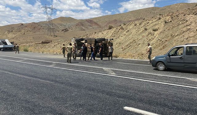 Van-Hakkari yolunda zırhlı araç devrildi: 6 asker yaralı