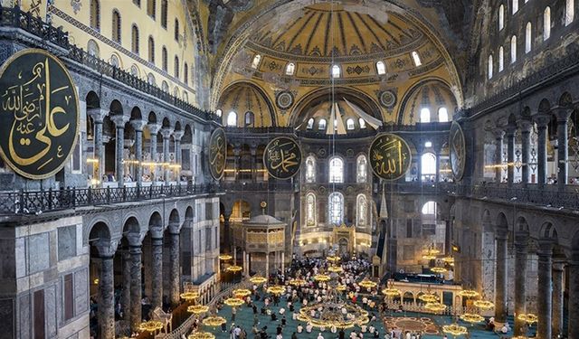 Ayasofya-i Kebir Cami-i Şerifi, ibadete açılışının 4'üncü yıl dönümünde ziyaretçi akınına uğradı