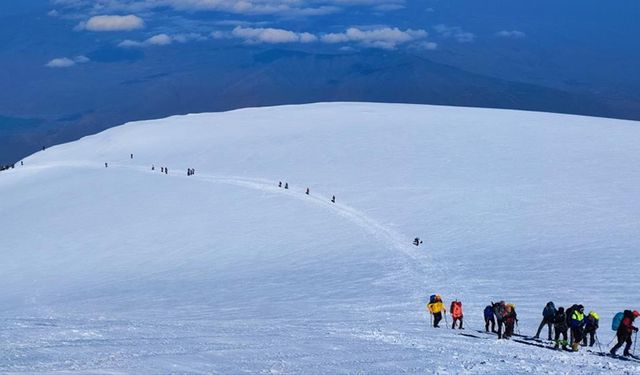 Vanlı dağcılar Türkiye'nin en yüksek dağına tırmandı