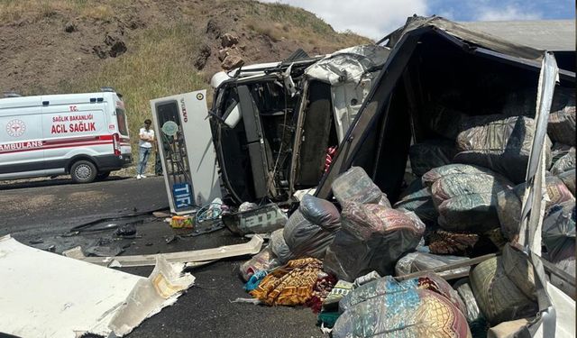 Hakkari-Van karayolunda 2 tır kafa kafaya çarpıştı