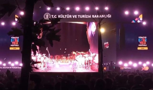 Van'da şarkıcı Bengü'nün konserinde pet şişe fırlatıldı