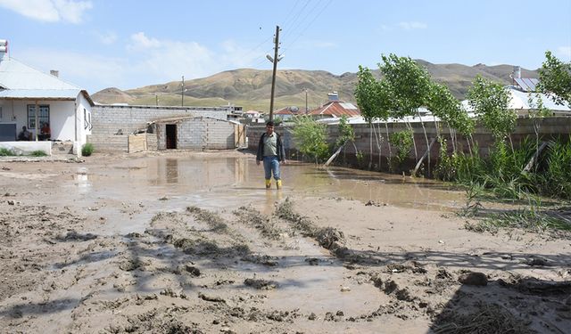 Van'da taşkından zarar gören mahallede çalışmalar sürüyor