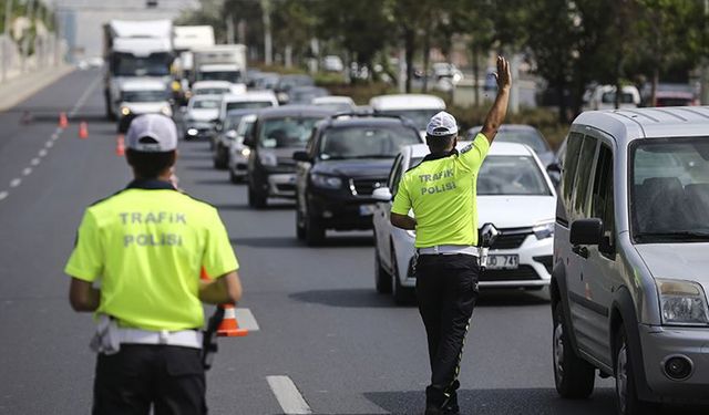 Trafik ekipleri, 27 Haziran-4 Temmuz'da 2 milyon 408 bin 77 aracı denetledi