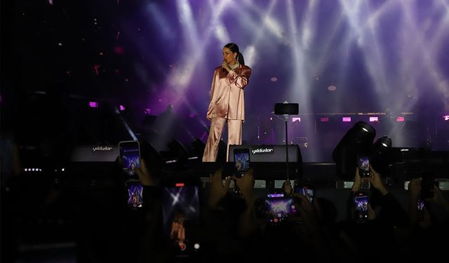 Şarkıcı Bengü Van Kültür Yolu Festivali'nde konser verdi