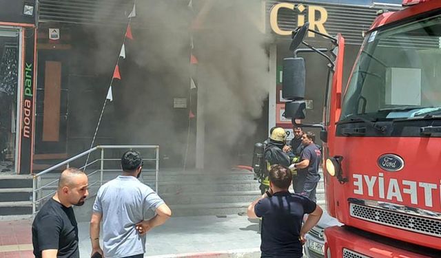 Van'da 5 katlı mağazada korkutan yangın