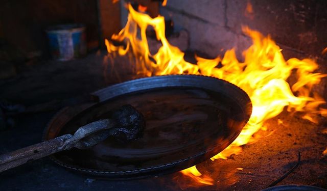 Dede mesleği kalaycılığı sürdürebilmek için kendi çabasıyla iş yeri inşa etti