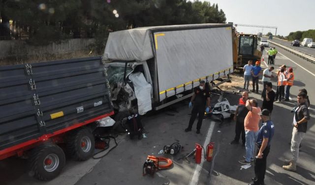 Kamyonet buğday yüklü römorka çarptı: 3 ölü