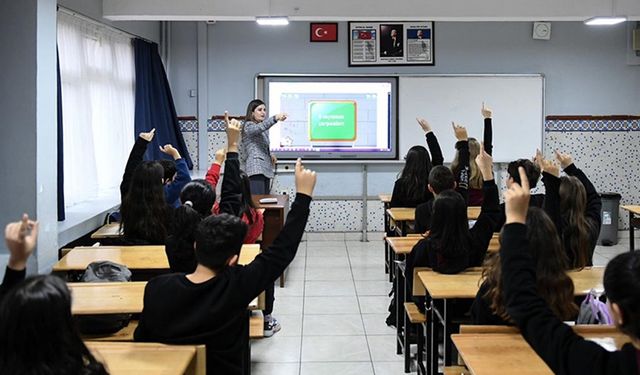 Öğretmenlerden bu yıl ikinci kez alınacak yer değiştirme başvuruları 11 Temmuz'da başlayacak