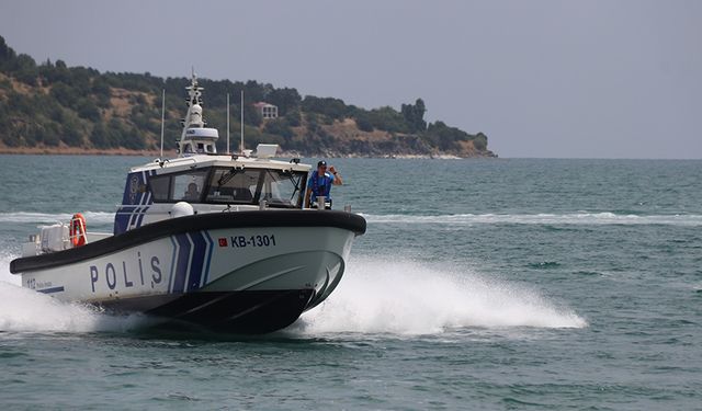 Polis botu Van Gölü'nde kaçak avlanmaya izin vermiyor