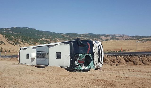 Yolcu otobüsünün devrilmesi sonucu 14 kişi yaralandı