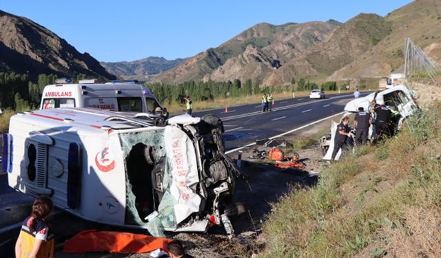 Ambulans ile ticari araç çarpıştı! 4 kişi öldü