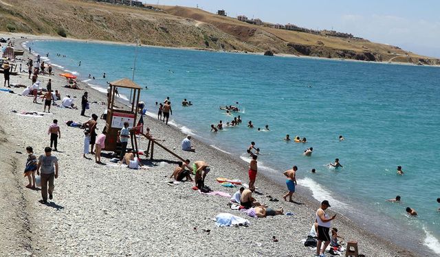 Serinlemek isteyenlerin adresi Van Gölü!