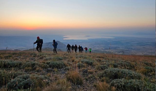 Vangölü Aktivistleri Derneği üyeleri Süphan Dağı’na tırmandı