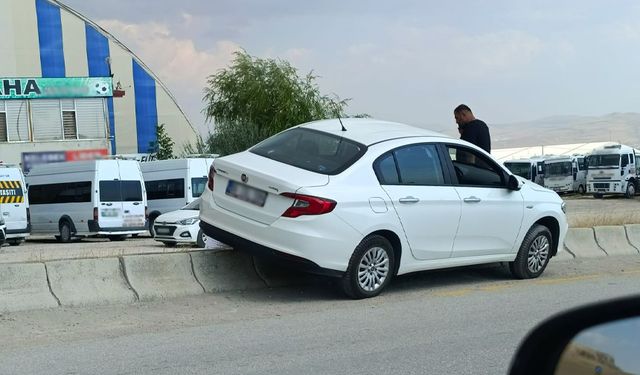 Van'da kadın sürücü orta refüje çıktı!