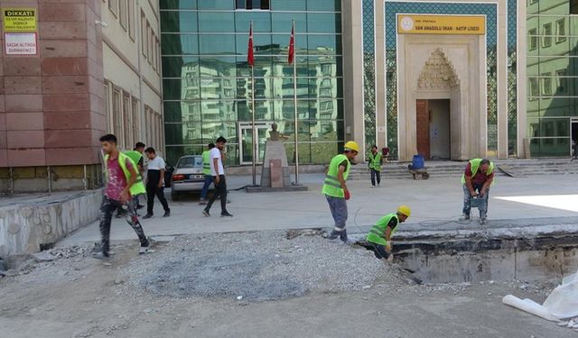 Van’da okulların bakım onarım çalışmaları devam ediyor