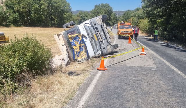 Devrilen kamyonun şoförü öldü