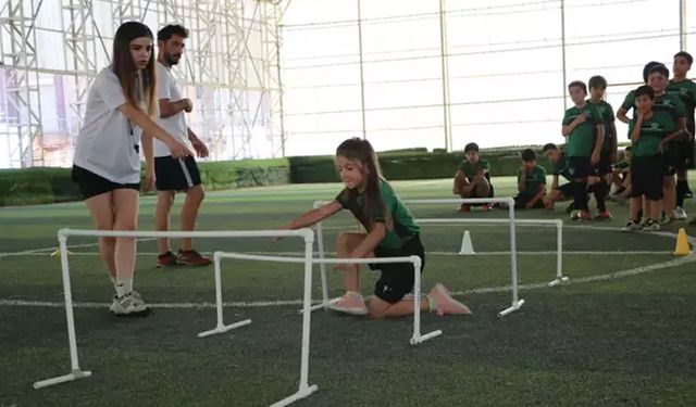 Yüksekovalı Ronahi, futbolcu kızlar yetiştiriyor