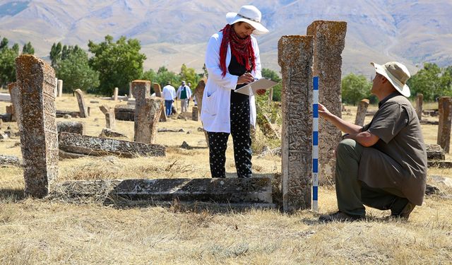 Van Gölü'nden çıkarılan Selçuklu mezar taşları ait oldukları yere taşındı