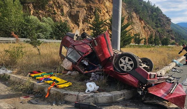 Tofaş marka araç kazada paramparça oldu: 1 ölü, 9 yaralı