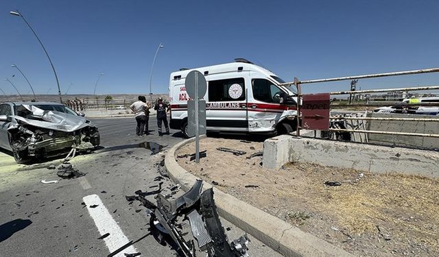 Ambulans ile otomobilin çarpışması sonucu 6 kişi yaralandı