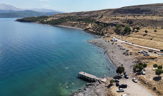 Sıcaktan bunalanlar kendilerini Van Gölü sahillerine attı