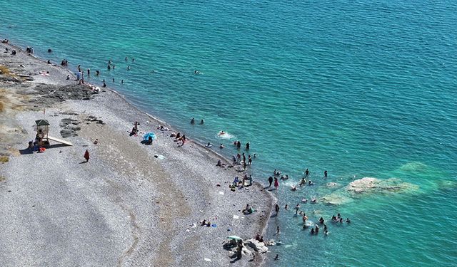 Kavurucu sıcaktan bunalanların adresi Van Gölü'nün serin kıyıları oldu